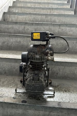 ANTİKA KOMPRESÖR EKM TEK PİSTON 1955 MODEL 220 VOLT ELEKTRİKLİ