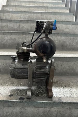 ANTİKA KOMPRESÖR EKM TEK PİSTON 1955 MODEL 220 VOLT ELEKTRİKLİ